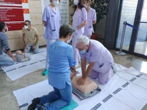 Demostración práctica de RCP en el hall del Hospital de La Ribera